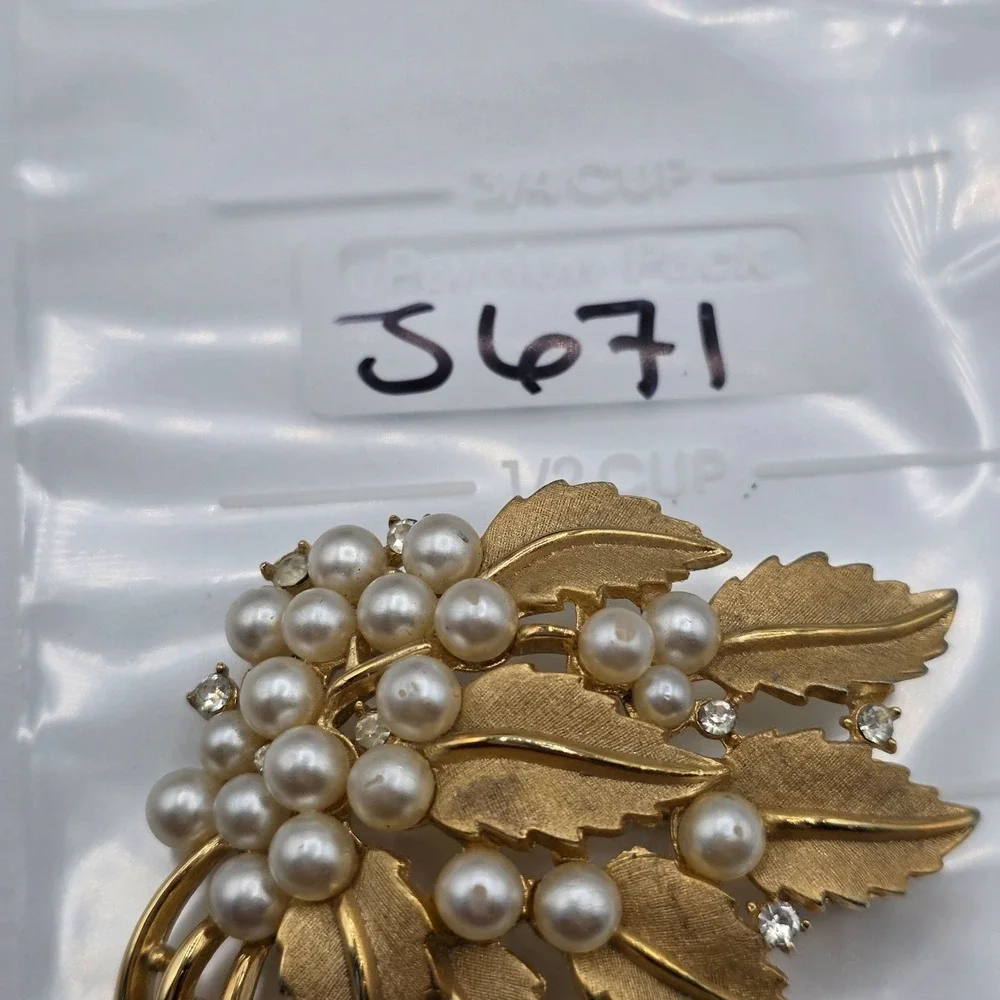 Crown Trifari Leaf Pearl Rhinestone Brooch Pin Vintage Gold‎ Tone Mid Century